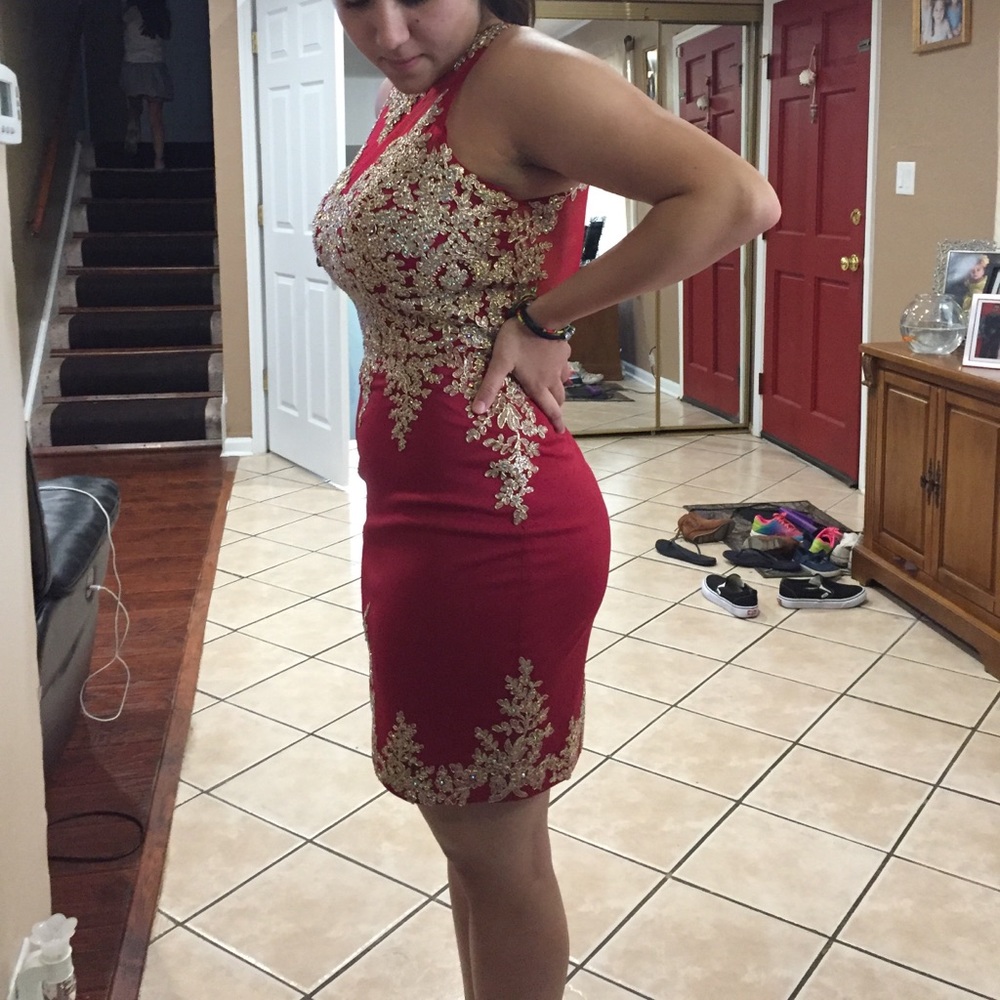 I’m selling my homecoming dress fit well.